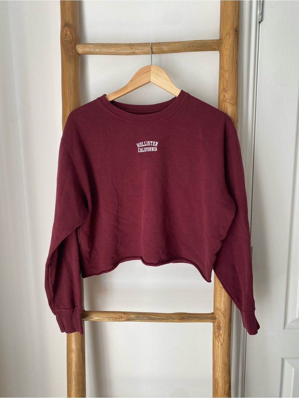 Hollister Cropped Crewneck Sweatshirt
Burgundy Maroon Logo Embroidered Sz M